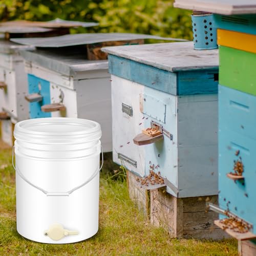 Suzile 2 Pack Plastic Honey Bucket with Gate 5 Gallon Bucket with Spigot White Honey Extractor Equipment Beekeeping Harvesting Tool Beekeeping Supplies 20L Capacity
