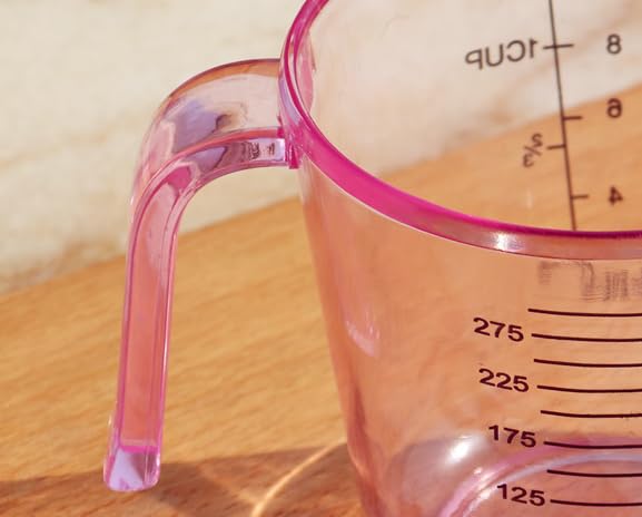 Plastic Measuring Cup Clear Graduated Measuring Cups Plastic Mug with Spout and Handles Ounce and Ml Cup Marking for Recipe Ingredient, Flour, Water, Liquid (2 ½ cup 600ml pink)