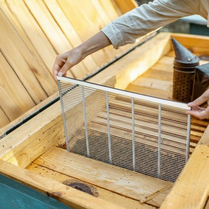 Therwen 4 Pcs Metal Queen Excluder for 10 Frame Hive Metal Queen Bee Excluder, Separates Queen Bees from Honey, Beekeeping Tools Beekeeping Supplies, 20.08 x 16.14 Inch